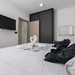 Alison Deluxe Junior With Private And Heated Swimming Pool فيلة *