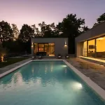 فيلة Alison Deluxe Junior With Private And Heated Swimming Pool