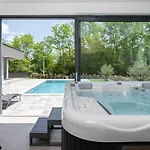 Alison Deluxe Junior With Private And Heated Swimming Pool *