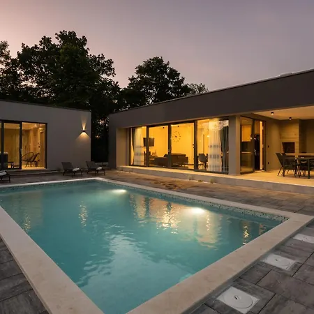 Alison Deluxe Junior With Private And Heated Swimming Pool *