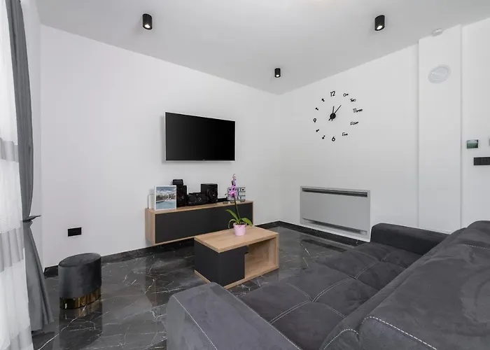 Alison Deluxe Junior With Private And Heated Swimming Pool * Nedeščina