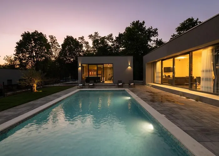 Willa Alison Deluxe Junior With Private And Heated Swimming Pool