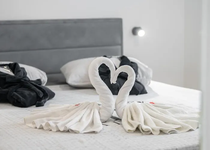 Alison Deluxe Junior With Private And Heated Swimming Pool Willa