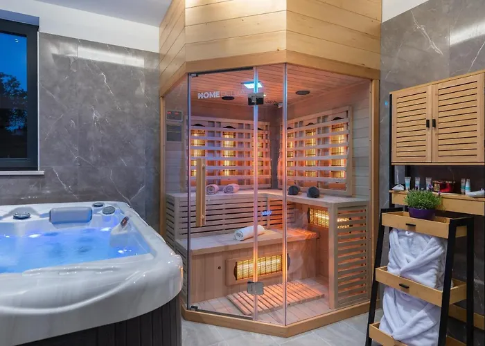 Willa Alison Deluxe Junior With Private And Heated Swimming Pool *