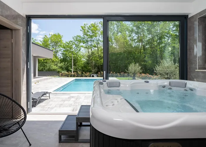 Alison Deluxe Junior With Private And Heated Swimming Pool *