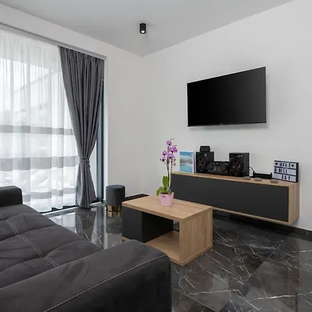 Vila Alison Deluxe Junior With Private And Heated Swimming Pool