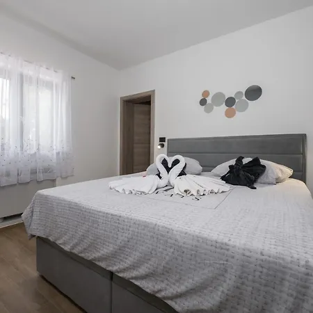 Alison Deluxe Junior With Private And Heated Swimming Pool Villa Nedescina