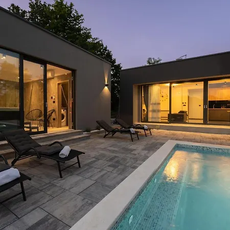 Alison Deluxe Junior With Private And Heated Swimming Pool * Nedescina