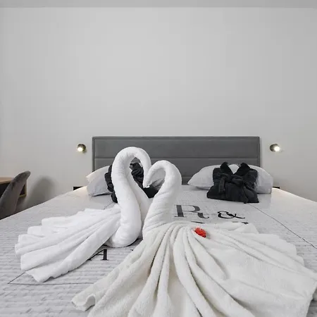 Alison Deluxe Junior With Private And Heated Swimming Pool *