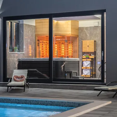 Alison Deluxe Junior With Private And Heated Swimming Pool * Nedescina