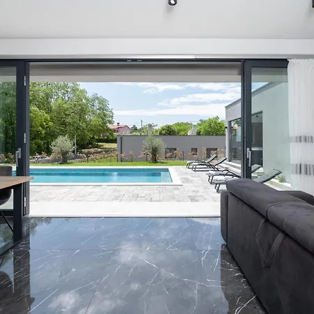 Villa Alison Deluxe Junior With Private And Heated Swimming Pool Nedescina