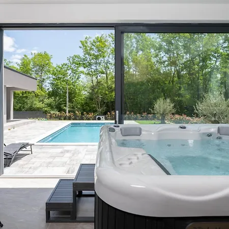 Alison Deluxe Junior With Private And Heated Swimming Pool *