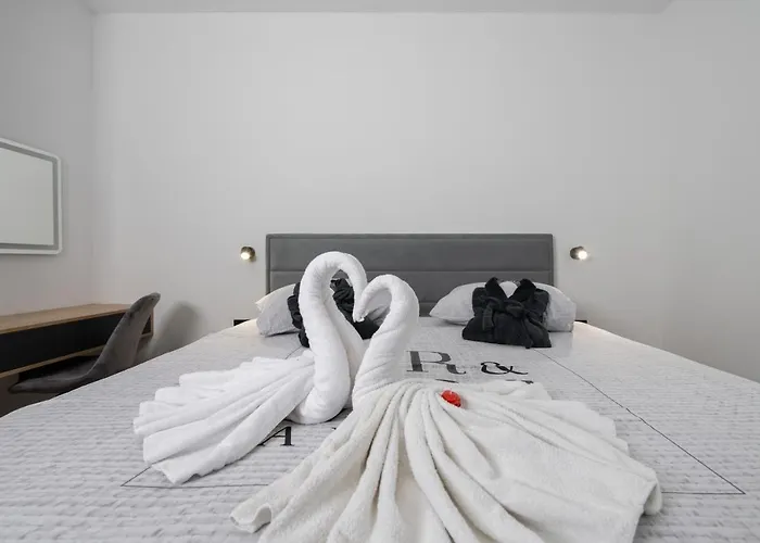 Alison Deluxe Junior With Private And Heated Swimming Pool *