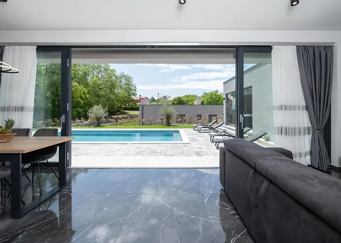 Villa Alison Deluxe Junior With Private And Heated Swimming Pool Nedeščina